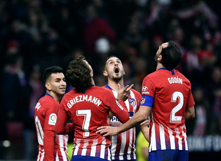Antoine Griezmann (C) celebra con sus compañeros el gol de la victoria 1-0 del Atlético de Madrid sobre el Espanyol