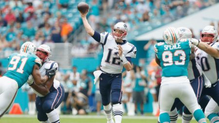 Brady estableció la marca con un pase de dos yardas a Julian Edelman. Getty Images