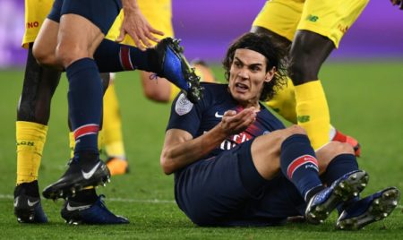 Edinson Cavani, reacciona después de fallar un tiro al arco durante el partido