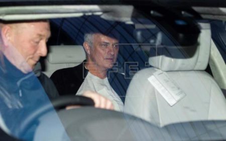Jose Mourinho sale de su hotel tras haber sido despedido este martes como técnico del Manchester United