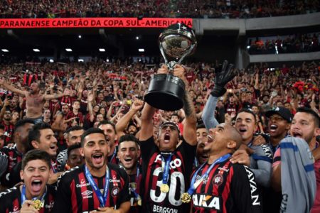 Los jugadores del Atlético Paranaense celebran la conquista de la Copa Sudamericana
