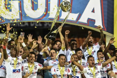 Los jugadores de Sporting Cristal celebram la obtención del título del fútbol peruano 
