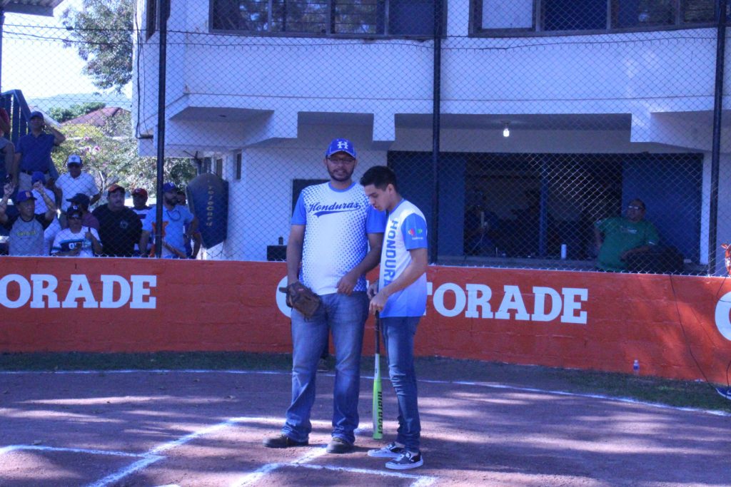 Los dos cracks hondureños del béisbol, Mauro y Mariano juntos en el Panamericano U10. Foto HSI/Mario Figueroa