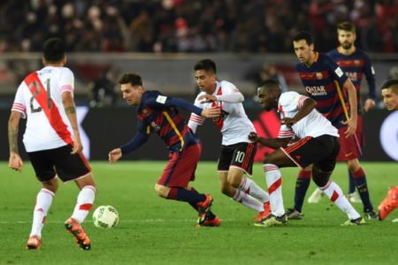Messi trata de zafarse de dos rivales de River Plate en la final de Clubes en 2015 en Yokohama