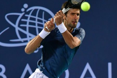 Novak Djokovic durante el torneo de exhibición de Abu Dabi