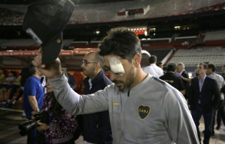 Pablo Pérez, se retira del estadio Monumental de River Plate con una herida en el ojo
