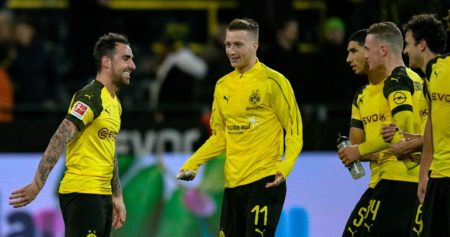 Paco Alcácer (izq) y Marco Reus (centro) celebran un gol con otros compañeros del Borussia Dortmund