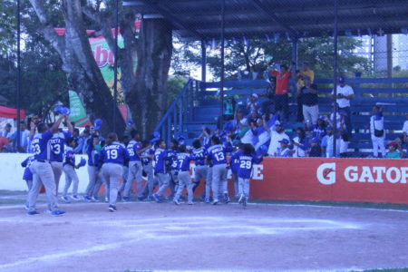 Nicaragua ccelebra su campeonato en el Polideprotivo de Rangers. Foto HSI/René Medina Carías
