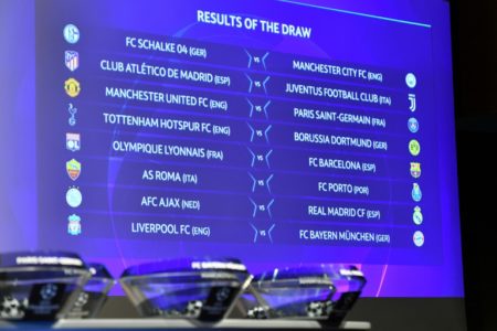 Pantalla con los emparejamientos del sorteo de Liga de Campeones en Nyon, en la sede de la UEFA