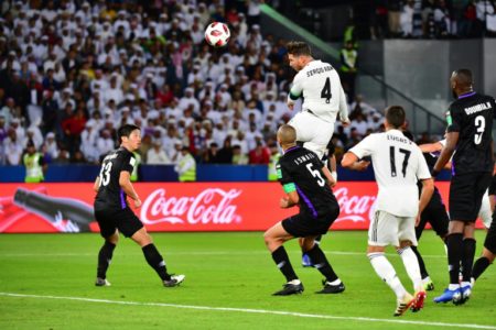 Sergio Ramos convierte un gol de cabeza en la victoria 4-1 del Real Madrid. Foto AFP