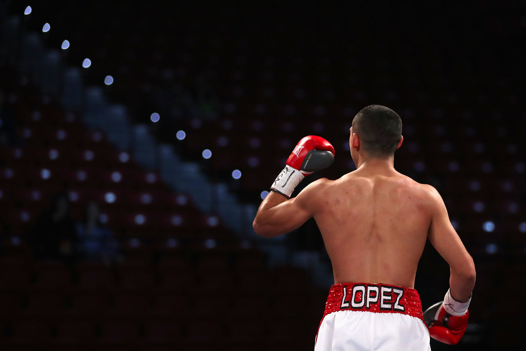 Yahoo Sports mantiene a Teófimo López como el prospecto #1 del boxeo