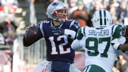 Tom Brady lanzó cuatro pases de touchdown en la victoria de los New England Patriots. Foto AP