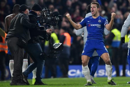 César Azpilicueta celebra en el campo de juego 