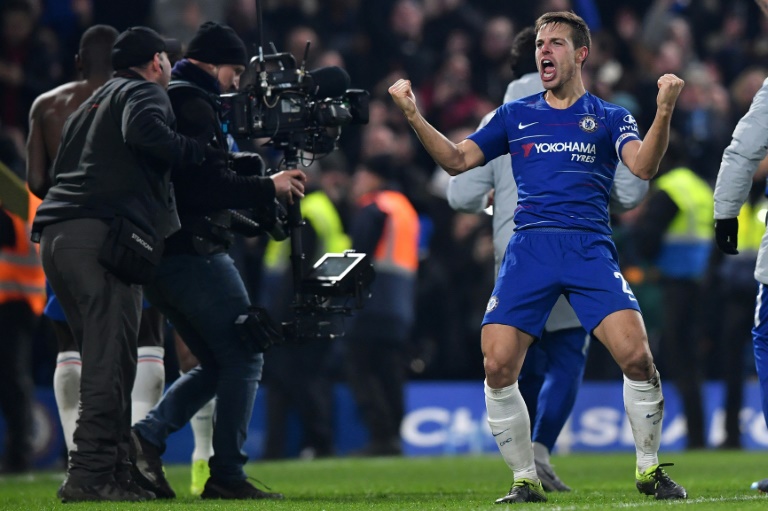 César Azpilicueta celebra en el campo de juego