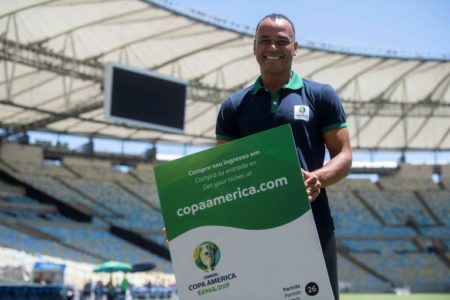 Cafu posa con la gigantografía de un ticket de la Copa América
