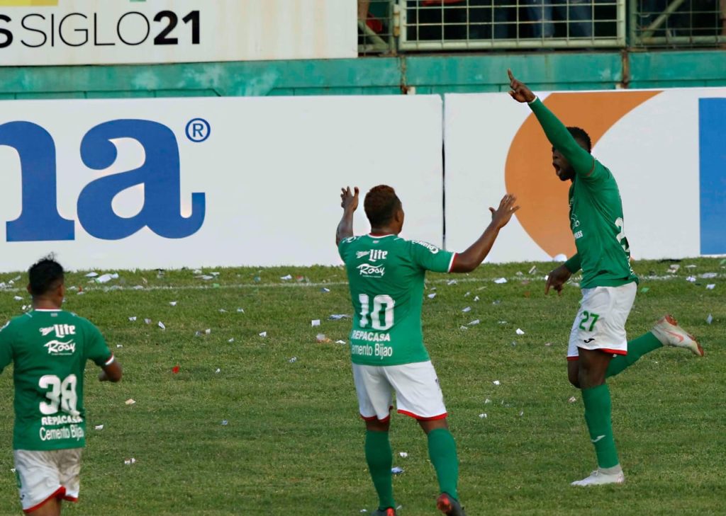 Celebración de Yustin Arboleda y todo el Marathón tras el gol frente a Olimpia. Foto Diez