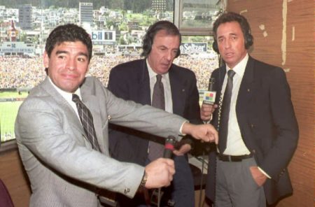 Diego Maradona junto a César Luis Menotti durante la transmisión de Argentina-Ecuador por las eliminatorias al Mundial-2002