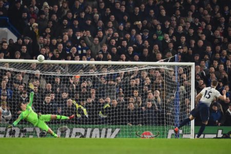 Dier vuela su penal frente al Chelsea. Foto AP