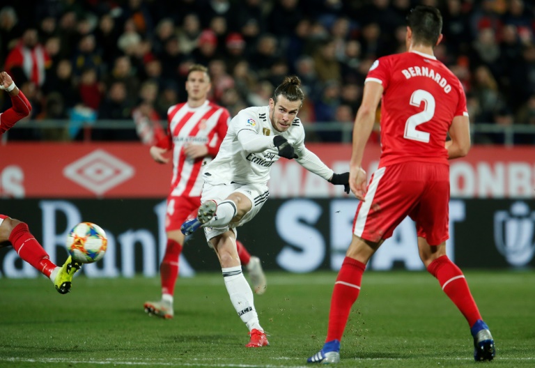 El delantero galés del Real Madrid, Gareth Bale (C), patea la pelota durante el partido de vuelta de cuartos
