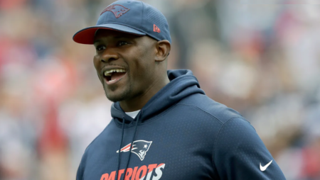 Brian Flores está siendo tentado por varios equipos de la NFL. Foto AP