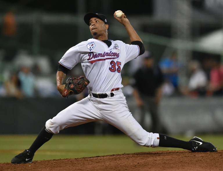 Juan Pérez, lanza ante el equipo de béisbol mexicano en la Serie Del Caribe de 2015