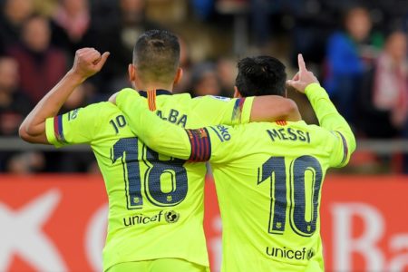 Lionel Messi (I) celebra con su compañero del FC barcelona Jordi Alba