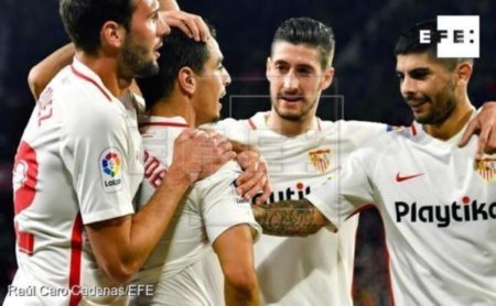 Los jugadores del Sevilla celebran el segundo gol del equipo andaluz