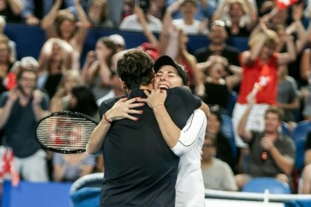 Los suizos Roger Federer y Belinda Bencic celebran la victoria sobre Alemania