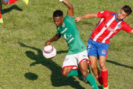 Edwin Solano del Marathón por el balón con Guillermo Chavasco del Olimpia. Foto Diez