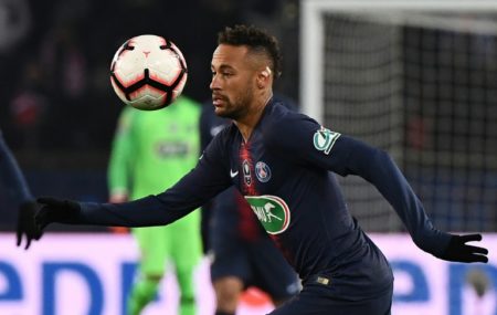 Neymar, domina el balón en el juego de dieciseisavos de la Copa de Francia