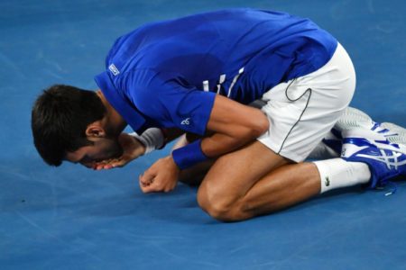 Novak Djokovic celebra su victoria en la final masculina del Abierto de Australia