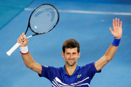 Novak Djokovic, de Serbia, celebra su victoria contra Jo-Wilfried Tsonga