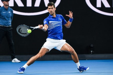 Novak Djokovic devuelve la pelota contra Kei Nishikori. Foto AFP