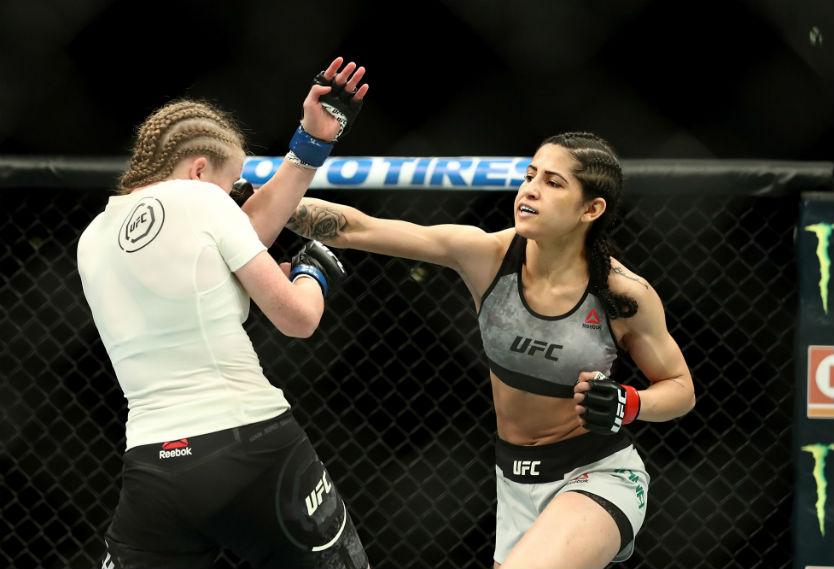Polyana Viana (gris), peleadora de la UFC. Foto AFP