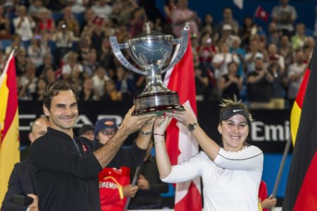 Roger Federer y Belinda Bencic alzan el trofeo de la Copa Hopman