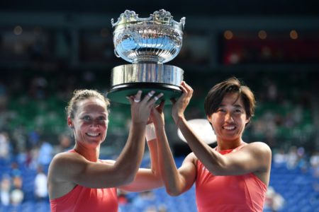 Samantha Stosur (izq) y Zhang Shuai alzan el trofeo de campeonas