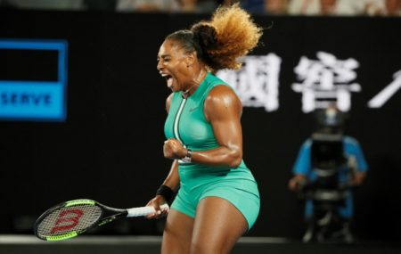Serena Williams, de EEUU, Reacciona después de un punto