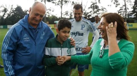 Silvia acompañó a Nickollas al entrenamiento de Palmeiras con Felipao. Foto AFP