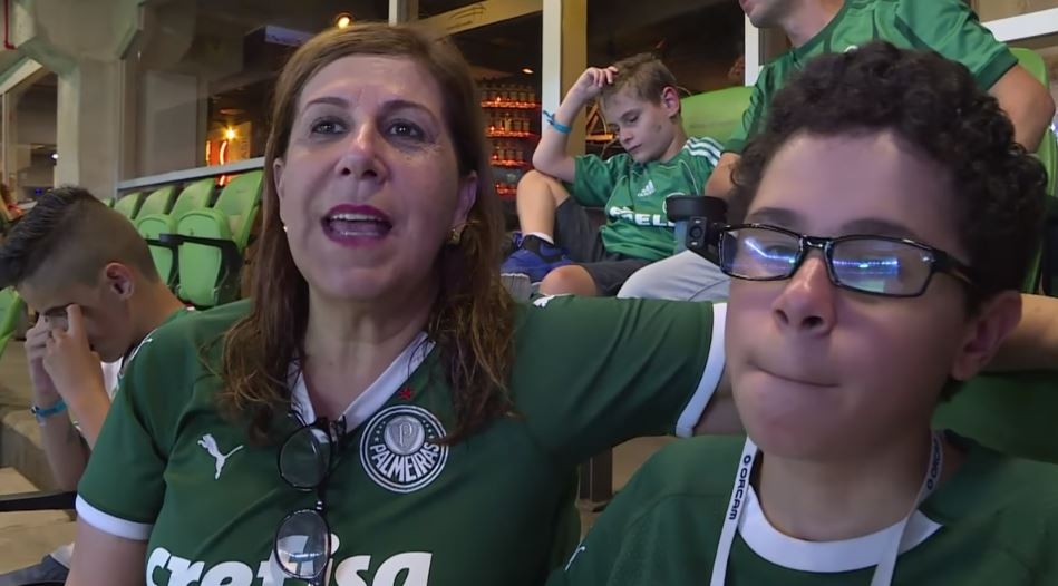 Silvia, la madre brasileña narra los partidos de fútbol para su hijo ciego