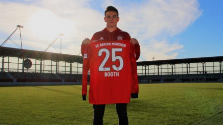 Taylor Booth posa con la camisa del FC Bayern. Foto FCB