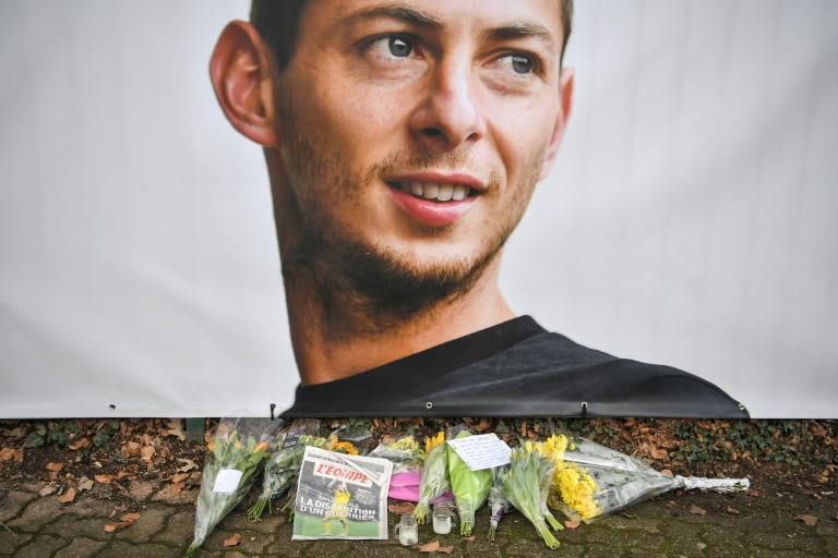 Un retrato del futbolista Emiliano Sala junto a varios ramos de flores ante el centro de entrenamiento del Nantes