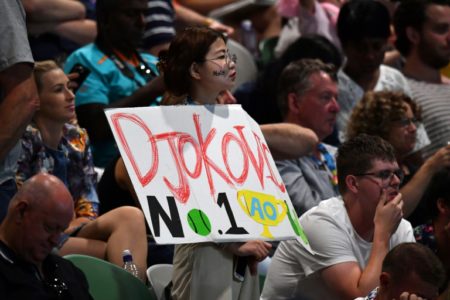 Una seguidora del serbio Novak Djokovic lo anima durante la final