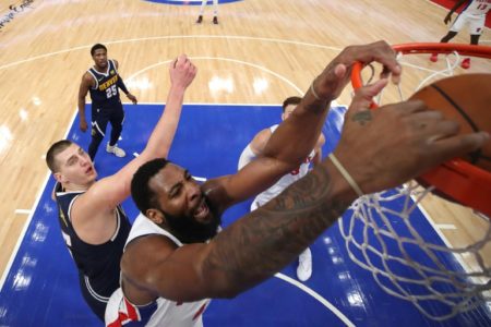 Andre Drummond machaca un balón en el aro rival durante el partido de la NBA
