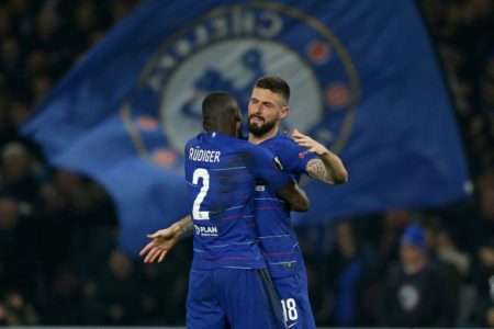 Antonio Rudiger y el delantero Olivier Giroud celebran el primer gol del Chelsea