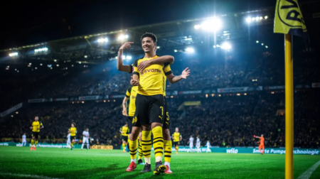 Sancho celebra con los de Dortmund el triunfo sobre el Leverkusen. Foto Getty