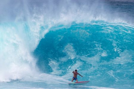 Dave Wassel surfea una ola en la isla de su archipiélago Oahu