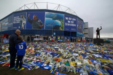Despliegue de bufandas y camisetas del club de fútbol Cardiff City recuerdan a Emiliano Sala