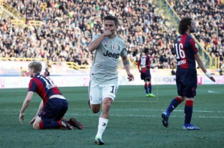 El medio del Juventus Paulo Dybala (c) celebra el gol del triunfo de su equipo ante el Bolonia