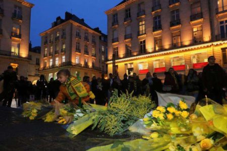 En Francia también la gente deja arreglos florales por Emiliano. Foto EFE