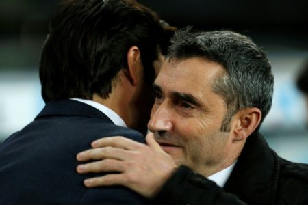 Ernesto Valverde saluda al técnico madridista Santiago Solari (de espaldas)